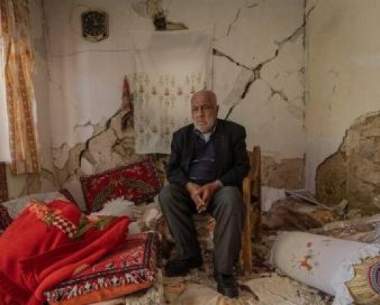 زلزله‌زدگان سی‌سخت در آستانه سال نو هنوز سقفی بالای سرندارند/ اغلب سازه‌ها نیمه‌کاره است